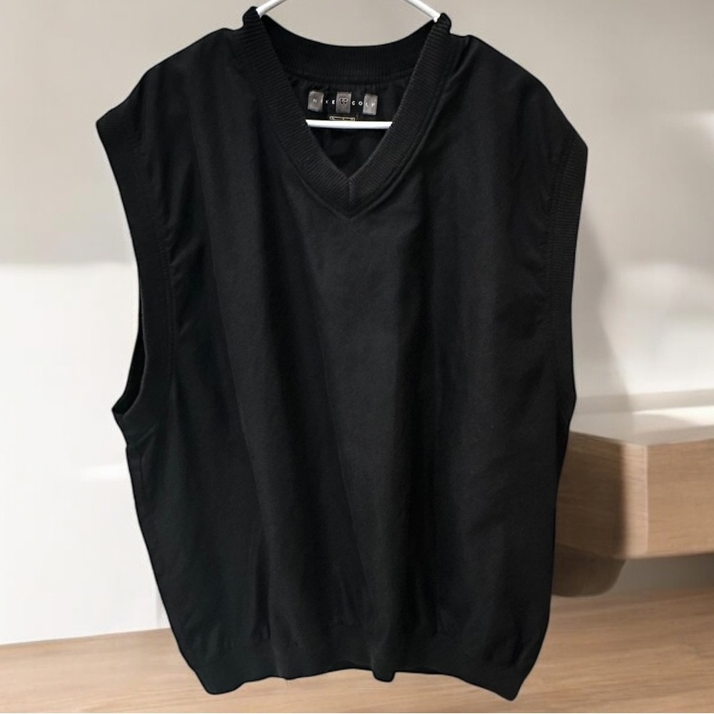 Nike Golf Black Vest with V-neck Design and Relaxed Fit XL